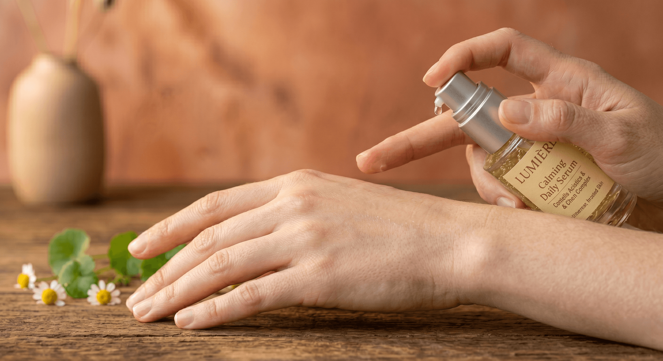 가볍게 흡수되고 끈적임 없이 마무리되는 데일리 세럼